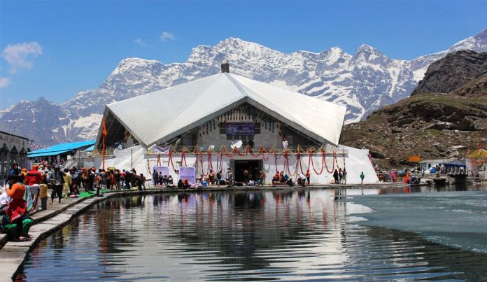 Broken glacier in Hemkunt Sahib