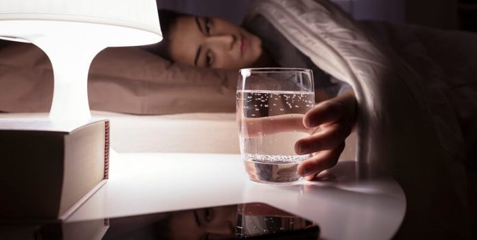 Drink water at night or not
