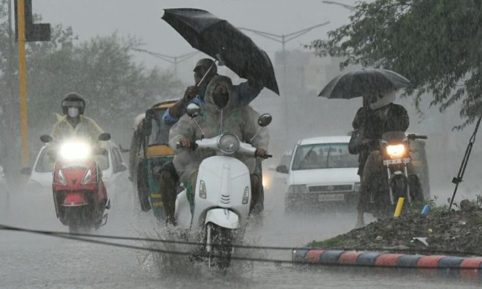 Heavy winds and rain in Punjab